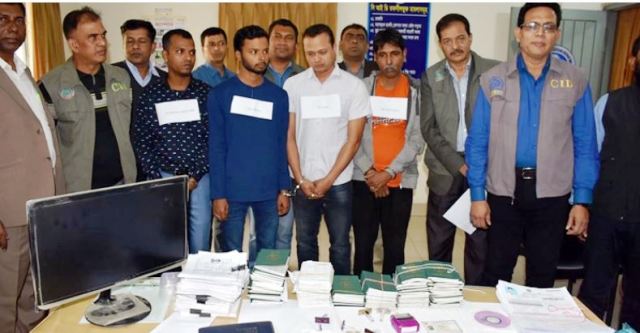 পাসপোর্ট অফিস থেকে ৫ দালালকে আটক করে সিআইডি