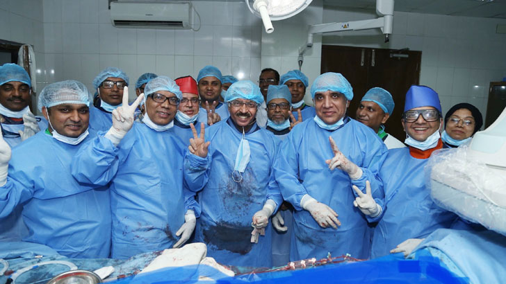 বাংলাদেশে প্রথমবার বুক না কেটে‘এওর্টিক ভাল্ব’প্রতিস্থাপন