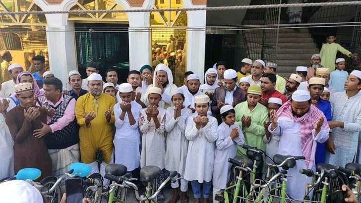 ৪০ দিন নামাজ পড়ে সাইকেল পেল ২৭ কিশোর