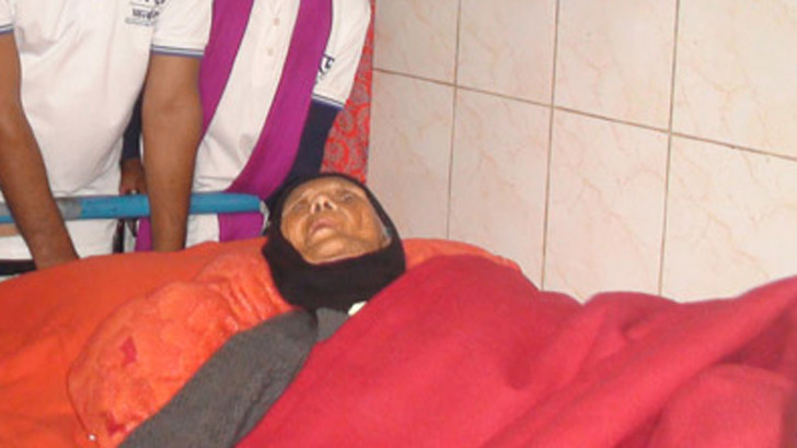 স্টেশনে পড়ে থাকা  মাকে চিনতে পারছিলেন না সন্তানরা!