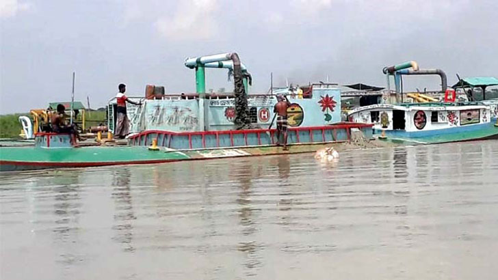 বরিশালে প্রশাসনকে ‘ম্যানেজ’ করে বালু উত্তোলন