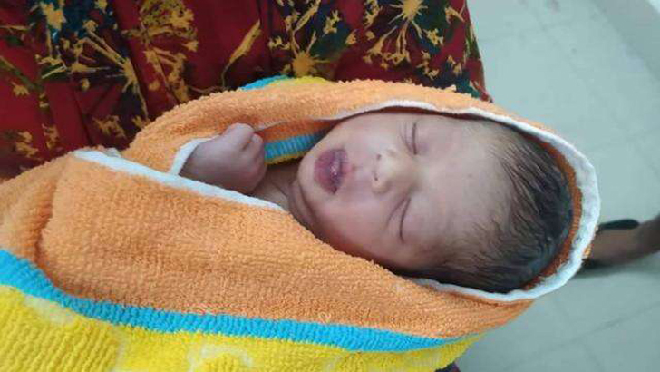 রাস্তার পাশে শিশুর কান্না, গাছের নিচে ব্যাগে মিলল নবজাতক
