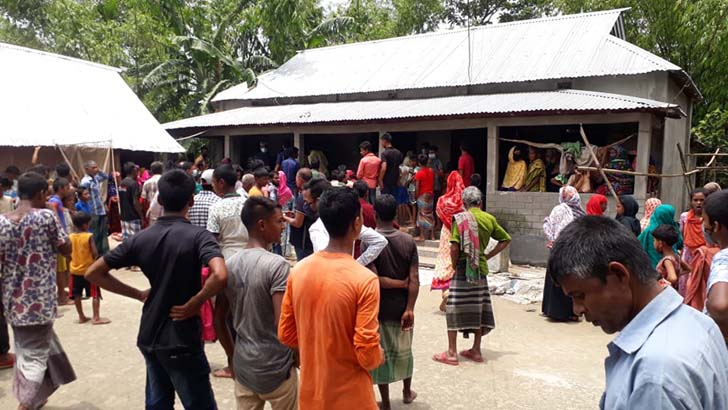 ঘরে স্বামীর ঝুলন্ত লাশ, খাটে স্ত্রীর