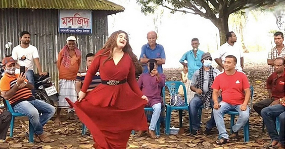 নাচের ঘটনায় আয়োজকদের তওবা পড়ালেন এলাকাবাসী,ক্ষমা চাইলেন চিত্রনায়িকা মুনমুন