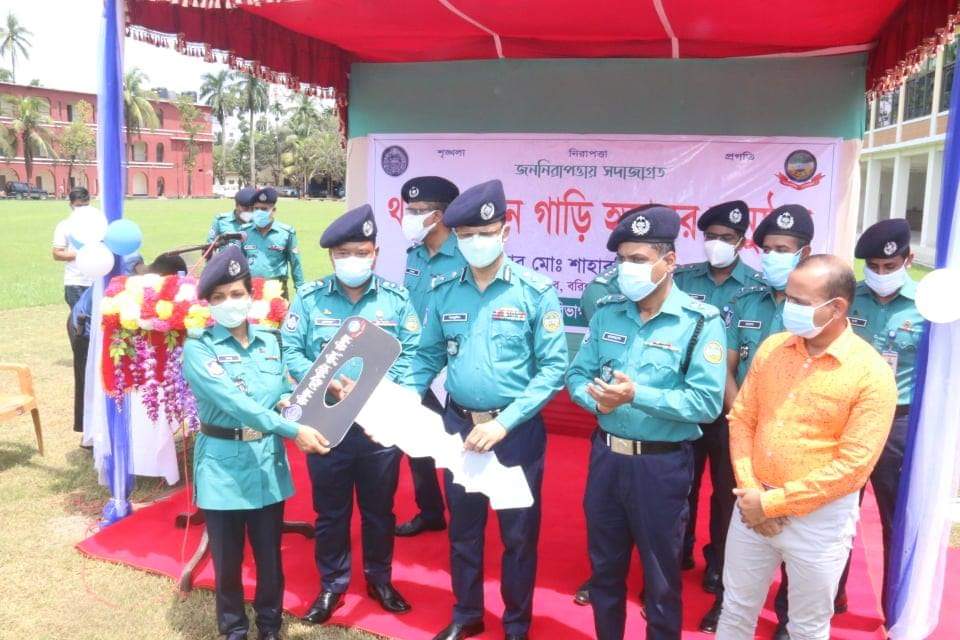 বরিশালে ৪ থানায় ১৩টি যানবাহন হস্তান্তর