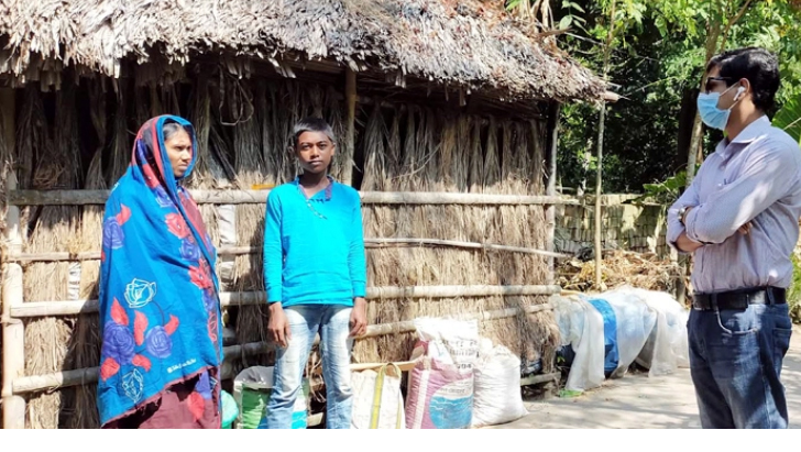 ১৫ বছর ধরে কবরস্থানে বসবাস করে এক পরিবারসহ