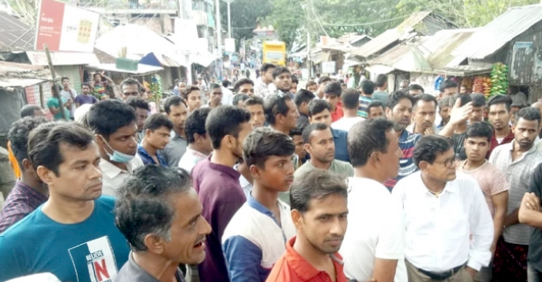 বরিশালে বাসচাপায় পুলিশ সদস্য নিহত হওয়ার প্রতিবাদে সড়ক অবরোধ