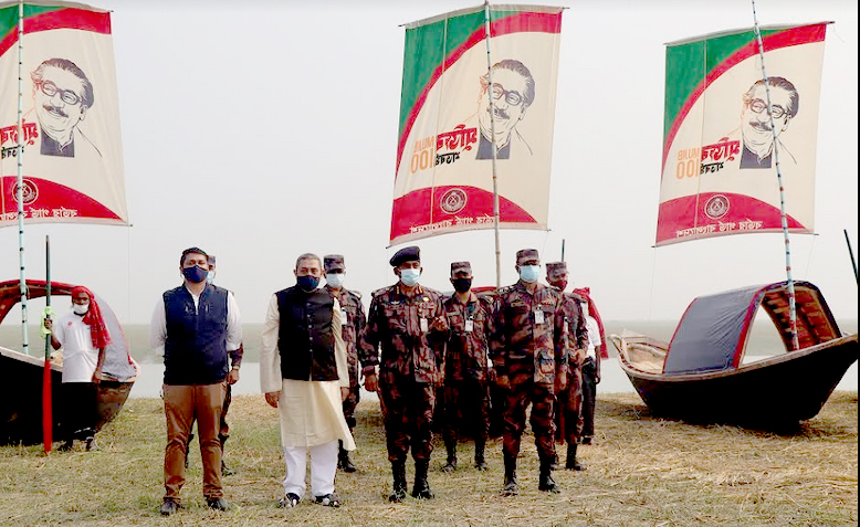 ভোলায় জেলেদের মাঝে নৌকা বিতরন করলো বিজিবি
