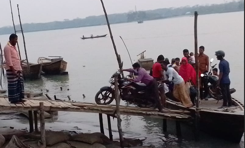 বরিশালে খেয়াঘাটে পন্টুন না থাকায় মানুষের ভোগান্তি