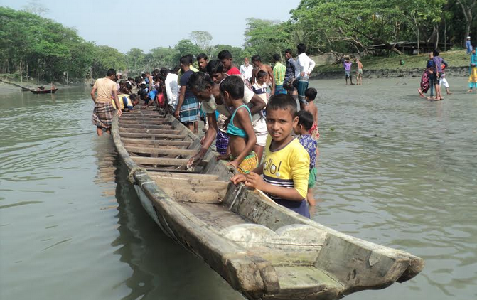 হিজলার ভাঙ্গনকুলে নৌকা বাইচ