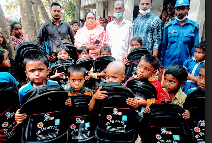 ধর্মপাশায় চামরদানী ইউপির জলুষা প্রাথমিক বিদ্যালয়ে স্কুল ব্যাগ বিতরন