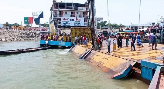 কালবৈশাখী ঝড়ে দৌলতদিয়া ঘাটের পন্টুন ছিঁড়ে পদ্মায় মাইক্রোবাস