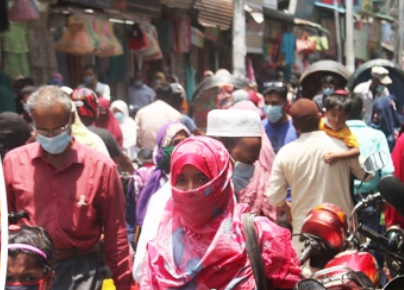 বরিশালে ফুটপাতে ক্রেতাদের ঢল