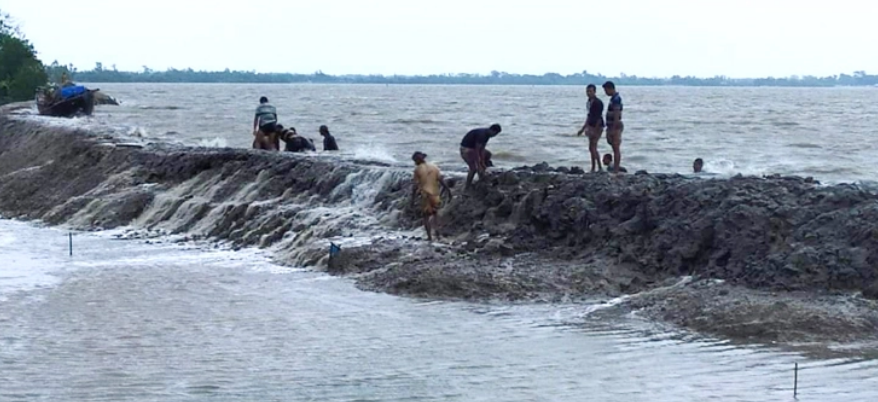 বাঁধ উপচে ঢুকছে পানি, আশ্রয়কেন্দ্রে যাচ্ছে উপকূলবাসী