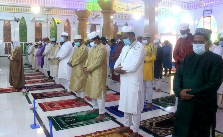 বরিশালে স্বাস্থ্যবিধি মেনে ঈদের নামাজ অনুষ্ঠিত