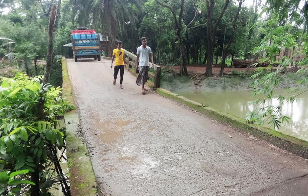বরিশালের রেলিং বিহিন ব্রিজ