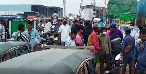 লকডাউনের মধ্যেও শিমুলিয়াঘাটে জনস্রোত, গাদাগাদি করে ফেরিতে পারাপার