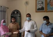 মধুপুরে এলজিইডির নারী শ্রমিকদের মাঝে চেক বিতরণ