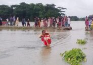 কোমরপানিতে বর-শ্বশুরের কোলে নববধূ,ছবি ভাইরাল