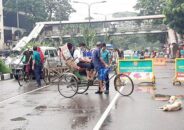 লকডাউন : বৃষ্টিতে কিছুটা ঢিলেঢালাভাব চেকপোস্টে