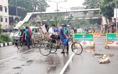 লকডাউন : বৃষ্টিতে কিছুটা ঢিলেঢালাভাব চেকপোস্টে