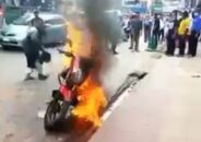 বিরক্ত হয়ে নিজের বাইকেই আগুন দিলেন পাঠাও চালক