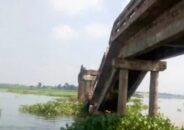 নৌকার ধাক্কায় ভেঙে পড়লো ব্রিজ