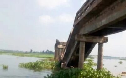নৌকার ধাক্কায় ভেঙে পড়লো ব্রিজ