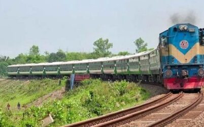 রেল লাইনে দাঁড়িয়ে চলন্ত ট্রেন থামানোর চেষ্টা,নারীর মাথা বিচ্ছিন্ন
