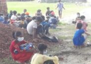 গাছতলায় ক্লাস করল শিক্ষার্থীরা