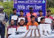 হিজলায় দেশীয় অস্ত্রসহ ১০ ডাকাত আটক
