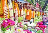 শাহবাগে ফুল কিনে রাস্তা পারাপারের সময় প্রাণ গেলো যুবকের