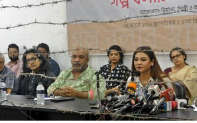 কাঁটাতারে ‘বন্দি’ হয়ে প্রতিবাদ,‘গল্প বলার স্বাধীনতা’ চান নির্মাতা-শিল্পীরা