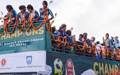 ছাদখোলা বাসে সাবিনারা, পথে পথে ভালোবাসায় সিক্ত