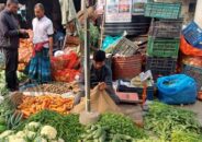 বরিশালে সবজি চড়া দামে বিক্রি হচ্ছে
