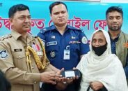 ৩০টি মোবাইল উদ্ধার করে মালিকদের ফিরিয়ে দিল-বরিশালের পুলিশ সুপার