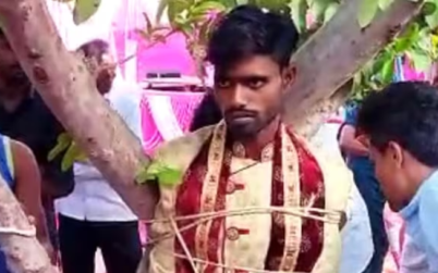 বিয়ের আসরে যৌতুক দাবি: বরকে গাছে বেঁধে রাখল কনেপক্ষ