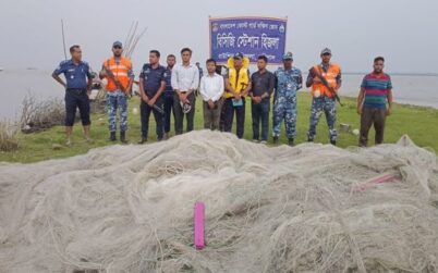 বরিশালের হিজলার মেঘনায় ৭ ট্রলার জব্দ ৪ জেলে আটক