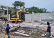 বরিশাল উজিরপুরে সাবেক ইউপি চেয়ারম্যানের অবৈধ স্থাপনা ভেঙ্গে দিল প্রশাসন