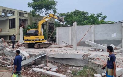 বরিশাল উজিরপুরে সাবেক ইউপি চেয়ারম্যানের অবৈধ স্থাপনা ভেঙ্গে দিল প্রশাসন