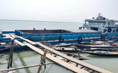 বরিশালের মেঘনায় সরকারি চালবাহী কার্গোতে ডাকাতি