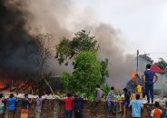 গাজীপুরের কারখানায় বিক্ষুব্ধ শ্রমিকরা আগুন দেয়