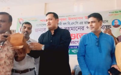 বিএনপির  উদ্যোগে  মঠবাড়িয়া উপজেলায় পূজা মন্ডপে আর্থিক অনুদান প্রদান