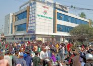 বরিশাল সিটি কর্পোরেশনের ১৬০ জন শ্রমিক কে চাকুরীতে পুনঃ বহাল করা তিন দফা দাবিতে সড়ক অবরোধ  বিক্ষোভ