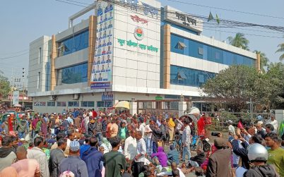 বরিশাল সিটি কর্পোরেশনের ১৬০ জন শ্রমিক কে চাকুরীতে পুনঃ বহাল করা তিন দফা দাবিতে সড়ক অবরোধ  বিক্ষোভ