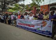 মাহমুদুর রহমানের মামলা প্রত্যাহার দাবিতে মানববন্ধন