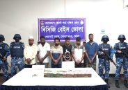 বরিশালের হিজলায় মেঘনা নদীতে অবৈধভাবে বালু উত্তোলনকালে ৫৩ টি ড্রেজার, ৩৬ টি বাল্কহেড এবং প্রায় ১ কোটি ১৩ লক্ষ নগদ টাকা সহ ৬ জন দুষ্কৃতিকারীকে আটক করেছে কোস্ট গার্ড