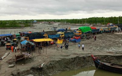 বাশঁবাড়িয়া গুপ্তছড়া ফেরিঘাটে ৪ দিন ধরে ফেরি চলাচল বন্ধ:, সাধারণ যাত্রীদের চরম ভোগান্তিত