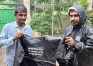 বরিশালে দুস্থ ও অসহায় রিক্সা চালকদের মাঝে রেইনকোর্ট বিতরন করা হয়