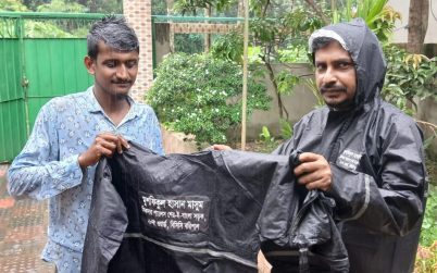 বরিশালে দুস্থ ও অসহায় রিক্সা চালকদের মাঝে রেইনকোর্ট বিতরন করা হয়